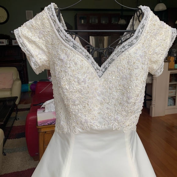 Off white bridal gown, never altered with matching tiara and matching veil. - Picture 4 of 12